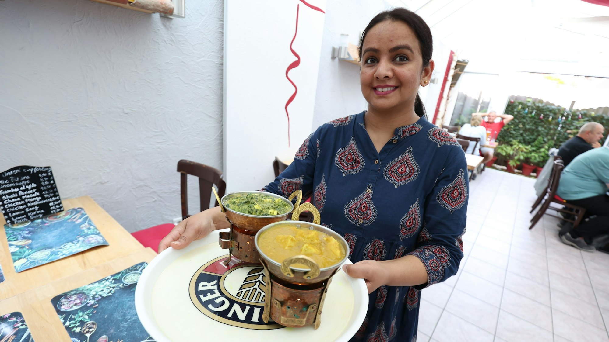 Pardeep Kaur beim Servieren indischer Spezialitäten im Kumar's in Rheinbach.