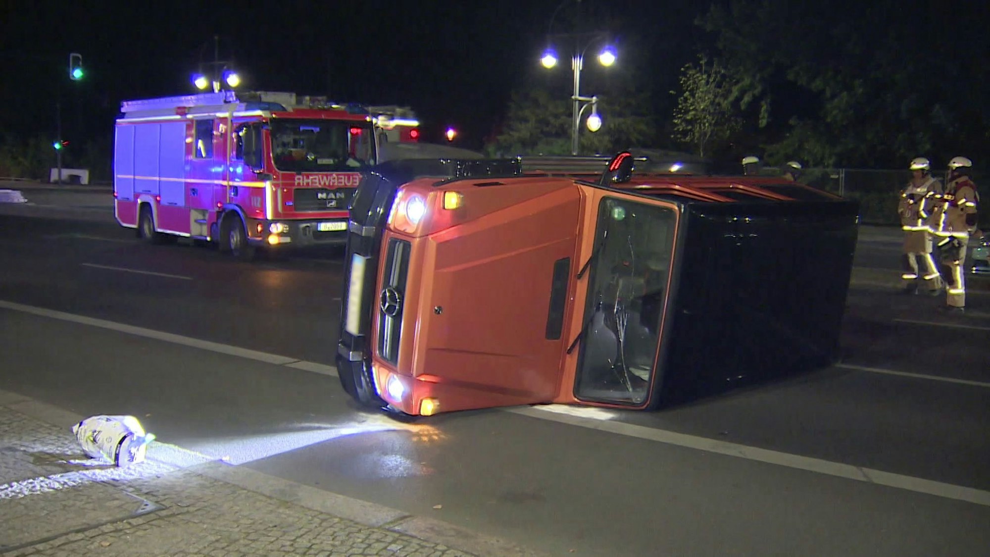 Ein Mercedes vom Typ G-Klasse liegt nach einem Unfall auf der Straße des 17. Juni auf der Seite.
