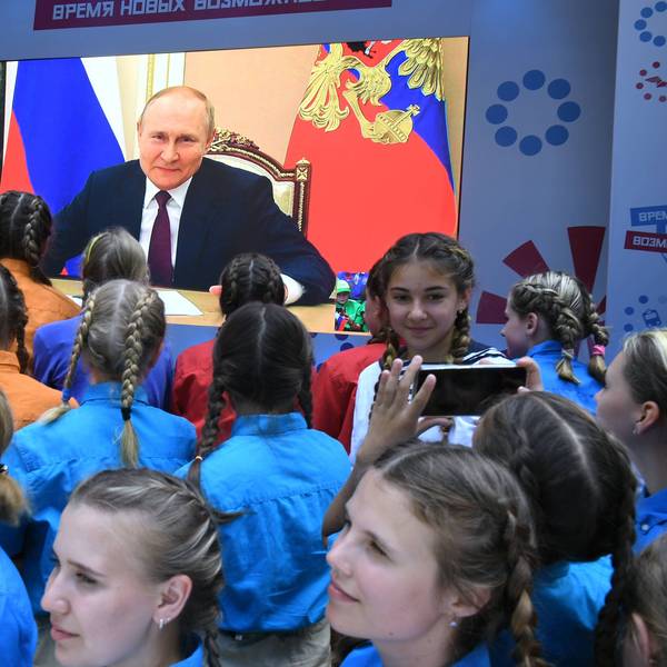 Wladimir Putin hält per Video-Stream eine Ansprache an Schulkinder in Russland. An russischen Schulen sollen ab September auch Kenntnisse über den Einsatz von Kampfdrohnen vermittelt werden. (Archivbild)