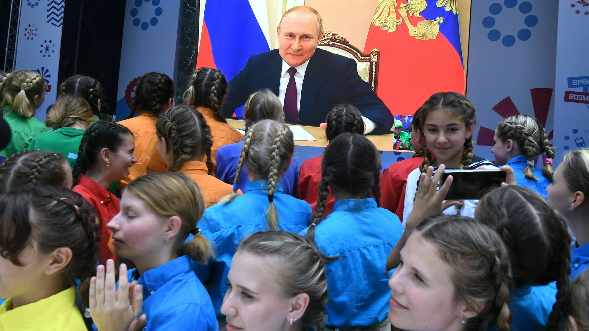 Wladimir Putin hält per Video-Stream eine Ansprache an Schulkinder in Russland. An russischen Schulen sollen ab September auch Kenntnisse über den Einsatz von Kampfdrohnen vermittelt werden. (Archivbild)