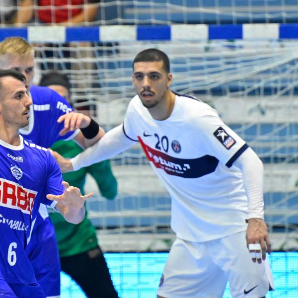 VfL-Spieler Milos Vujovic ist mit dem Ball in Wurfposition vor der Abwehr von Paris Saint-Germain zu sehen.