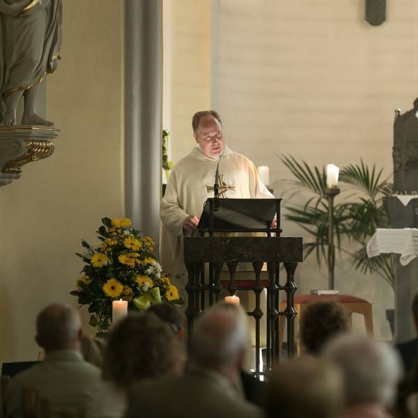 Der Kölner Stadtdechant Robert Kleine bei seiner Predigt am Sonntag in Bergneustadt.