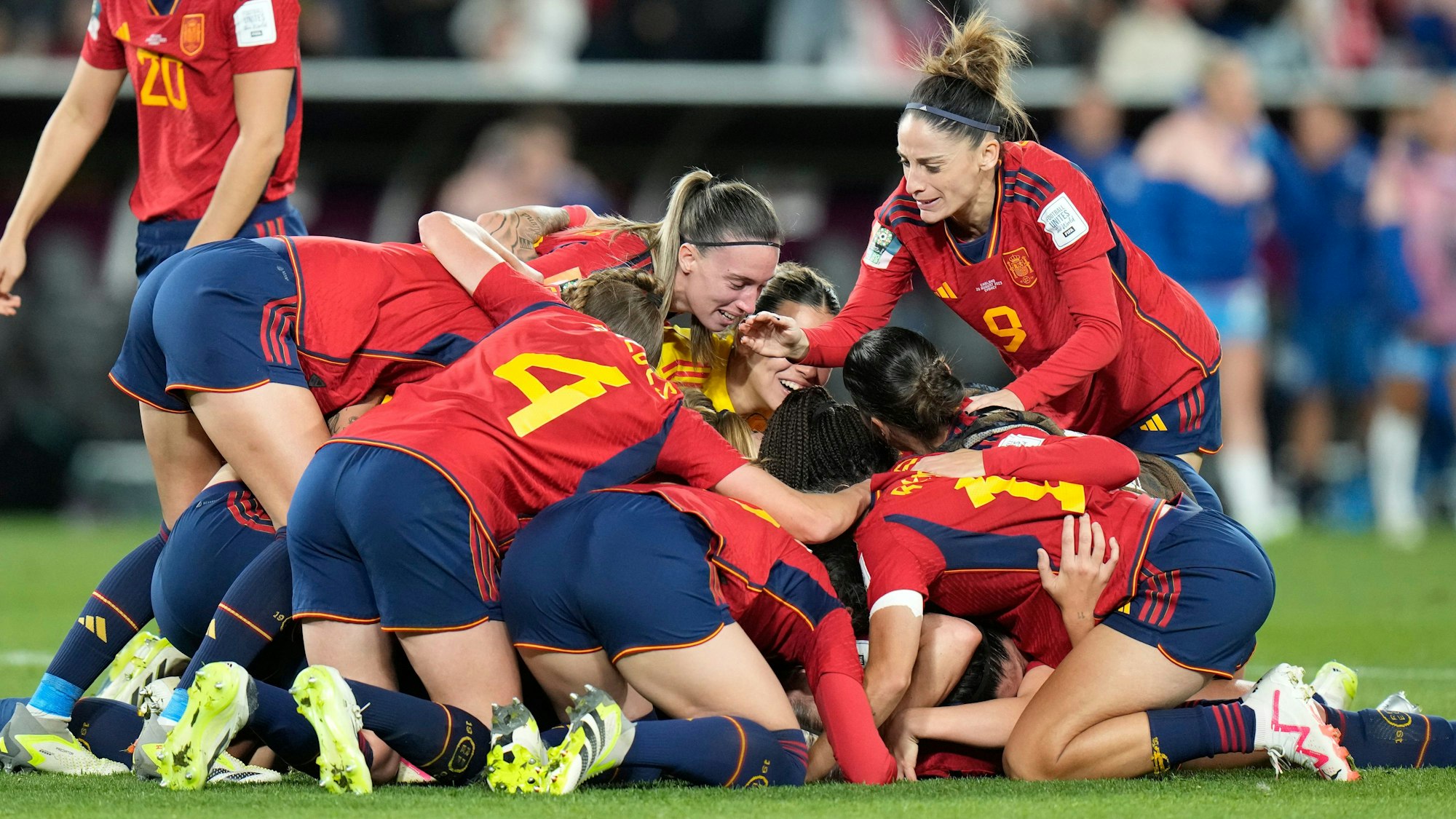 Spaniens Spielerinnen feiern ihren Sieg über England.