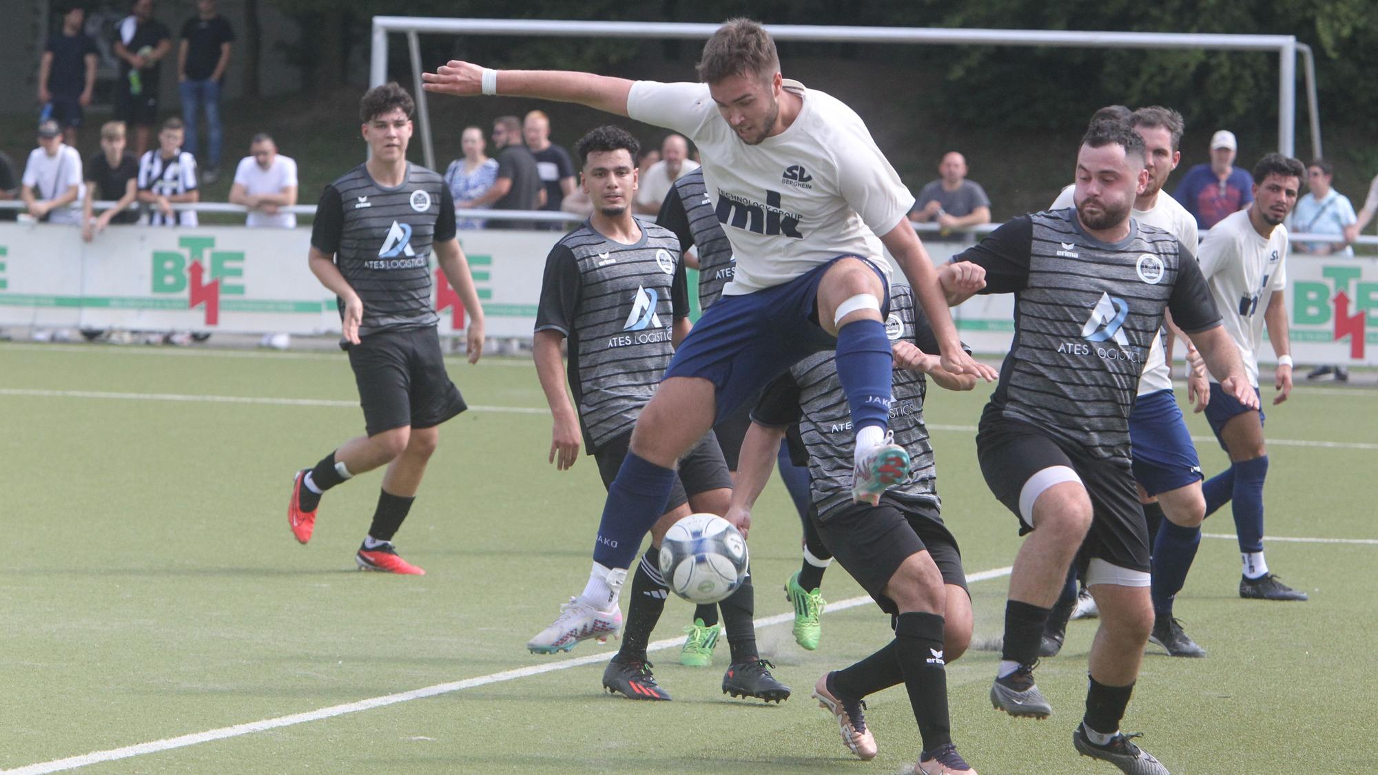Dicke Luft im Niederkasseler Strafraum: Bergheims Marc Wolf (Mitte) kommt als erster an den Ball.