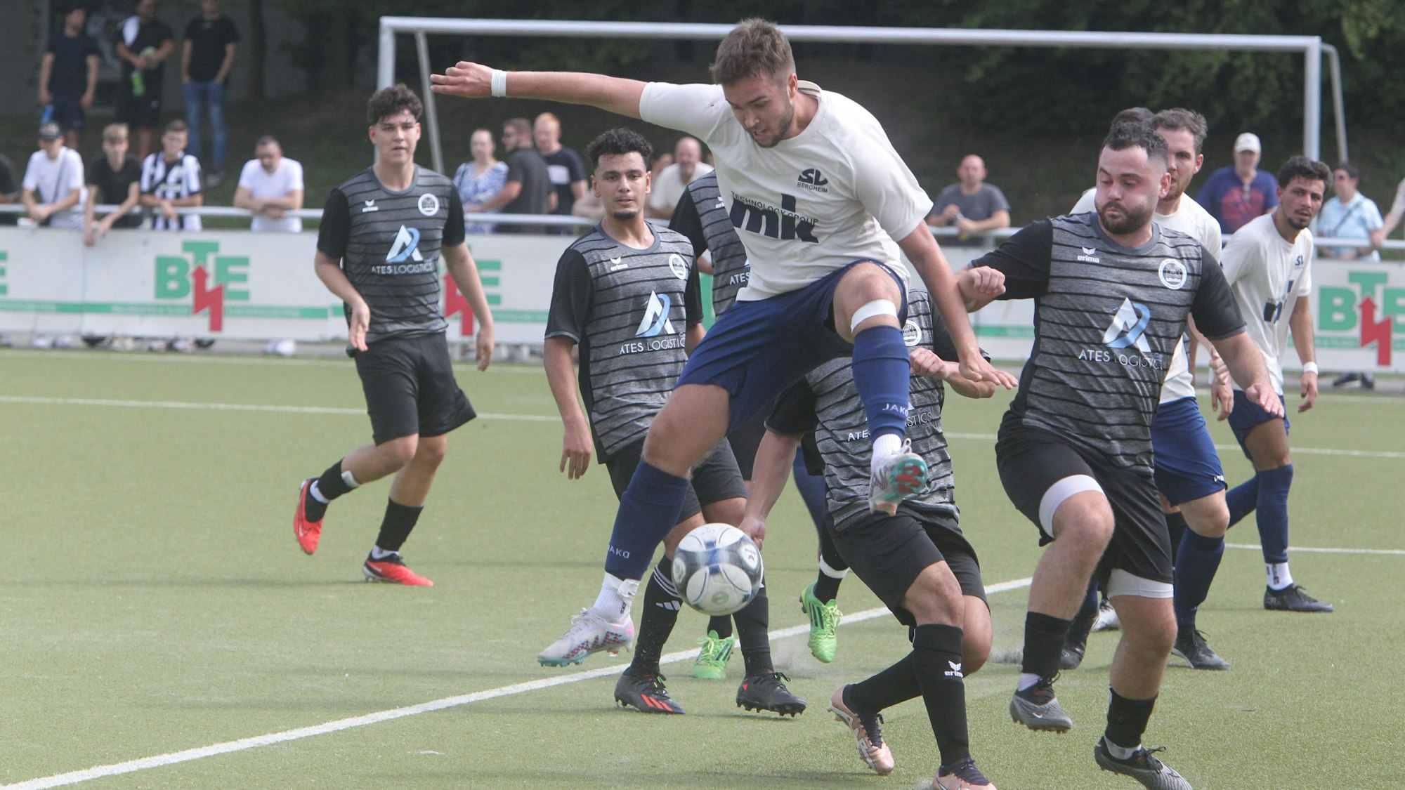 Dicke Luft im Niederkasseler Strafraum: Bergheims Marc Wolf (Mitte) kommt als erster an den Ball.