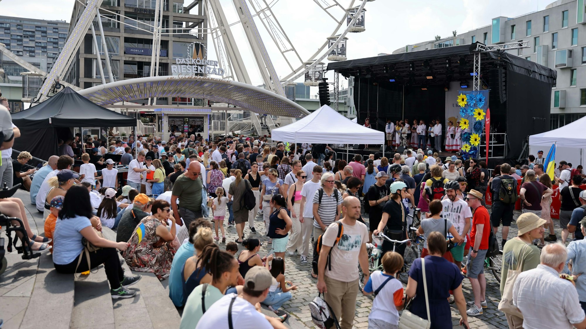 Bühne und viele Menschen am Schokoladenmuseum