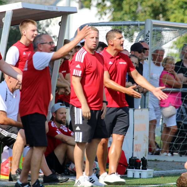 Die Trainer und Betreuer des TuS Zülpich regen sich auf.