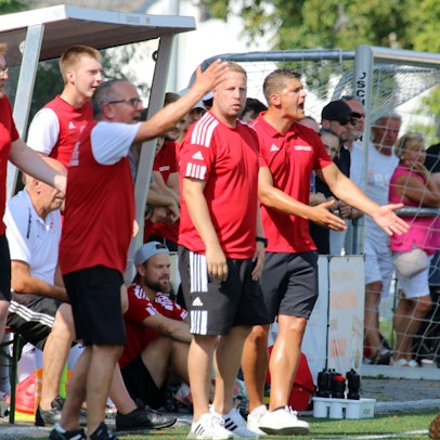 Die Trainer und Betreuer des TuS Zülpich regen sich auf.