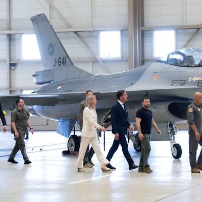 Wolodymyr Selenskyj und Mark Rutte laufen an einem F-16 Kampfjet vorbei.