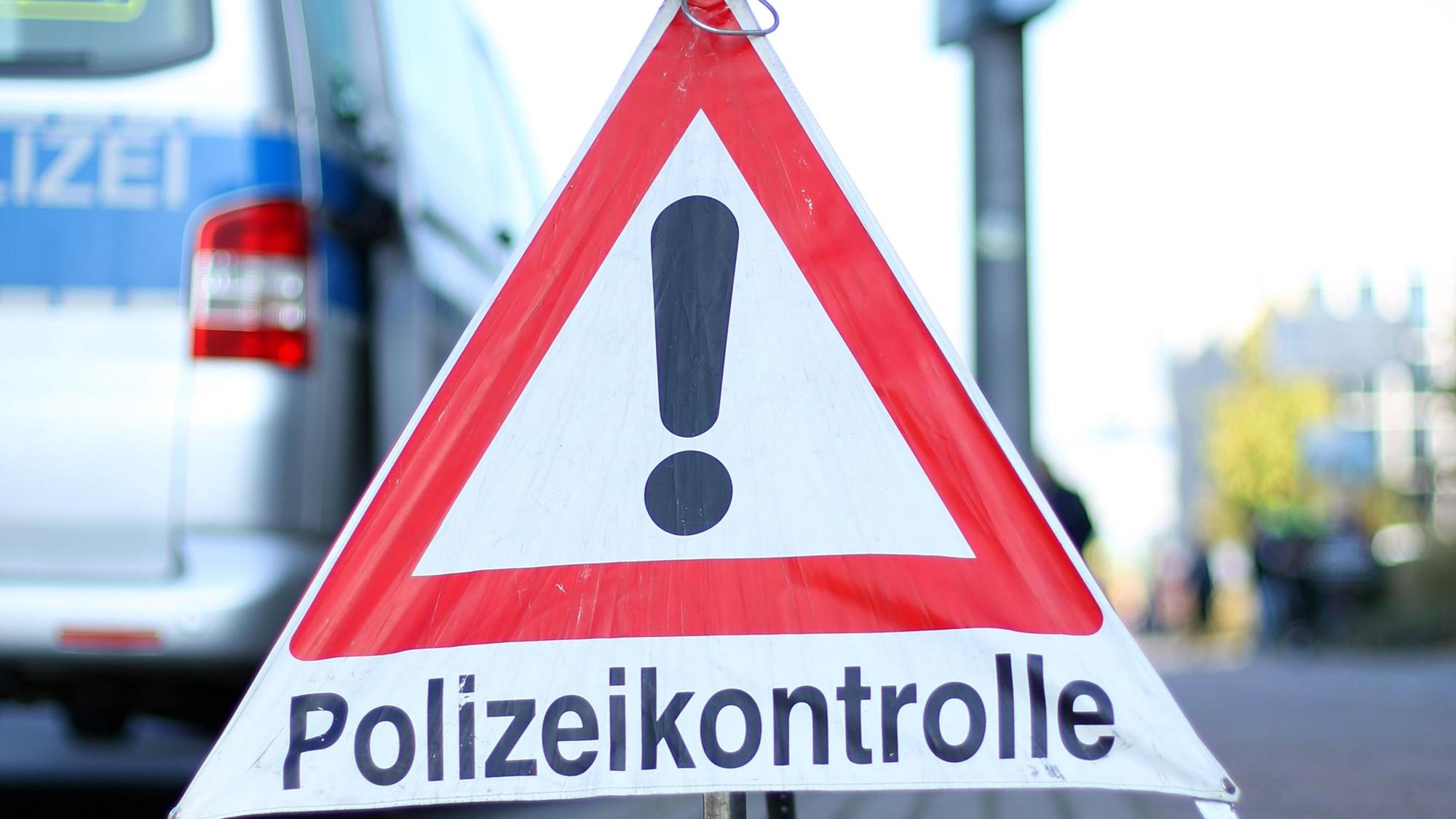 22.09.2020, Köln: Schild Polizeikontrolle. Foto: Martina Goyert - Polizeikontrolle, Polizei, Illustration, Symbolfoto