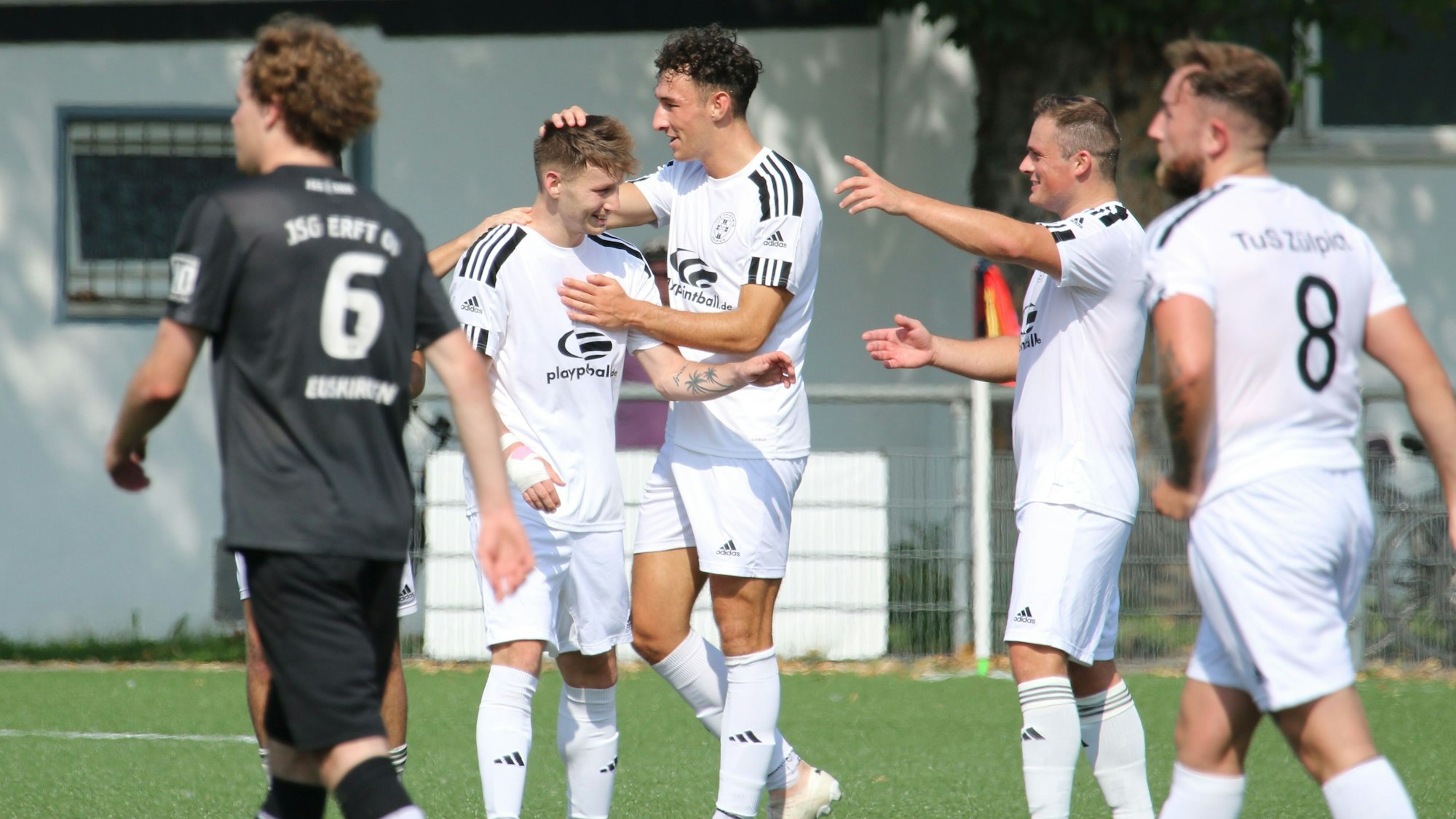 Zülpicher Spieler feiern ihren Torschützen.