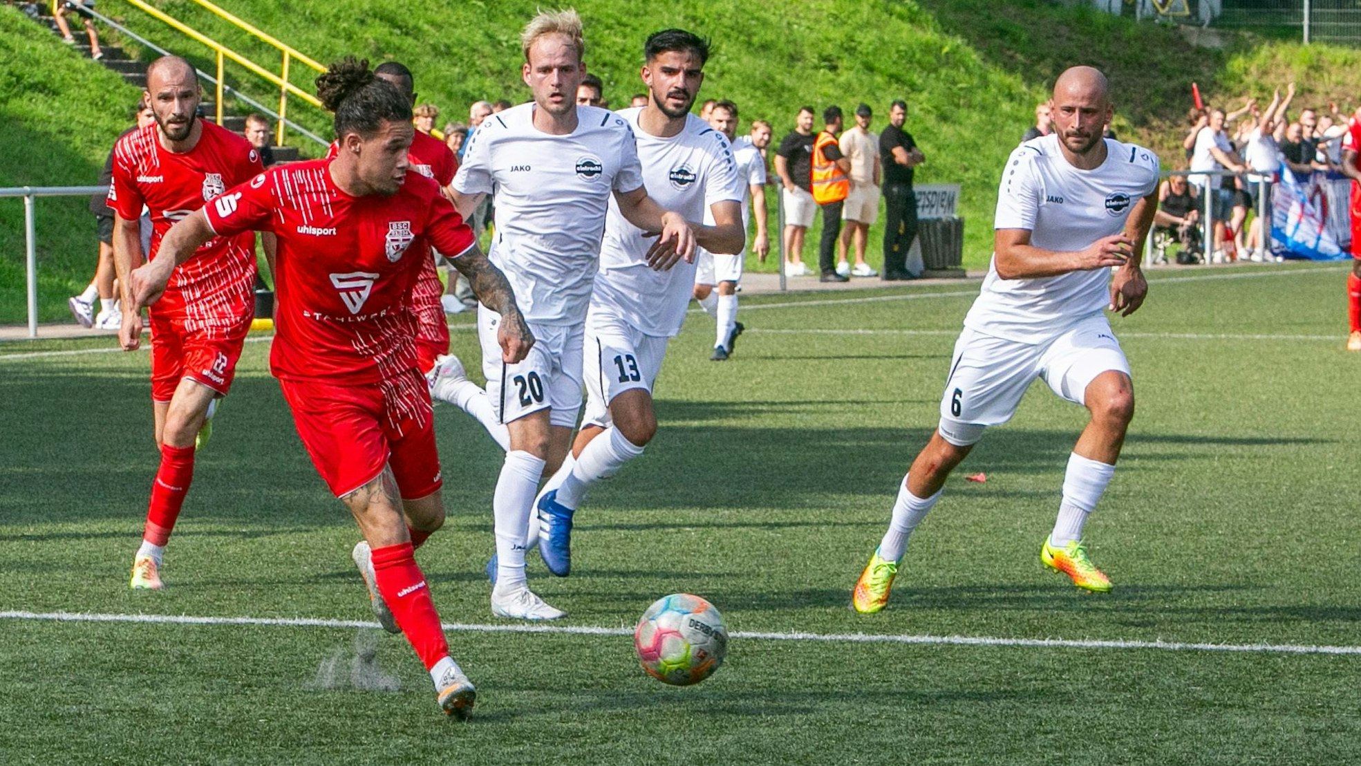 Der Bonner Fußballer Karl González Vass möchte mit dem Ball am Fuß den Hohkeppeler Fußballern entfliehen.