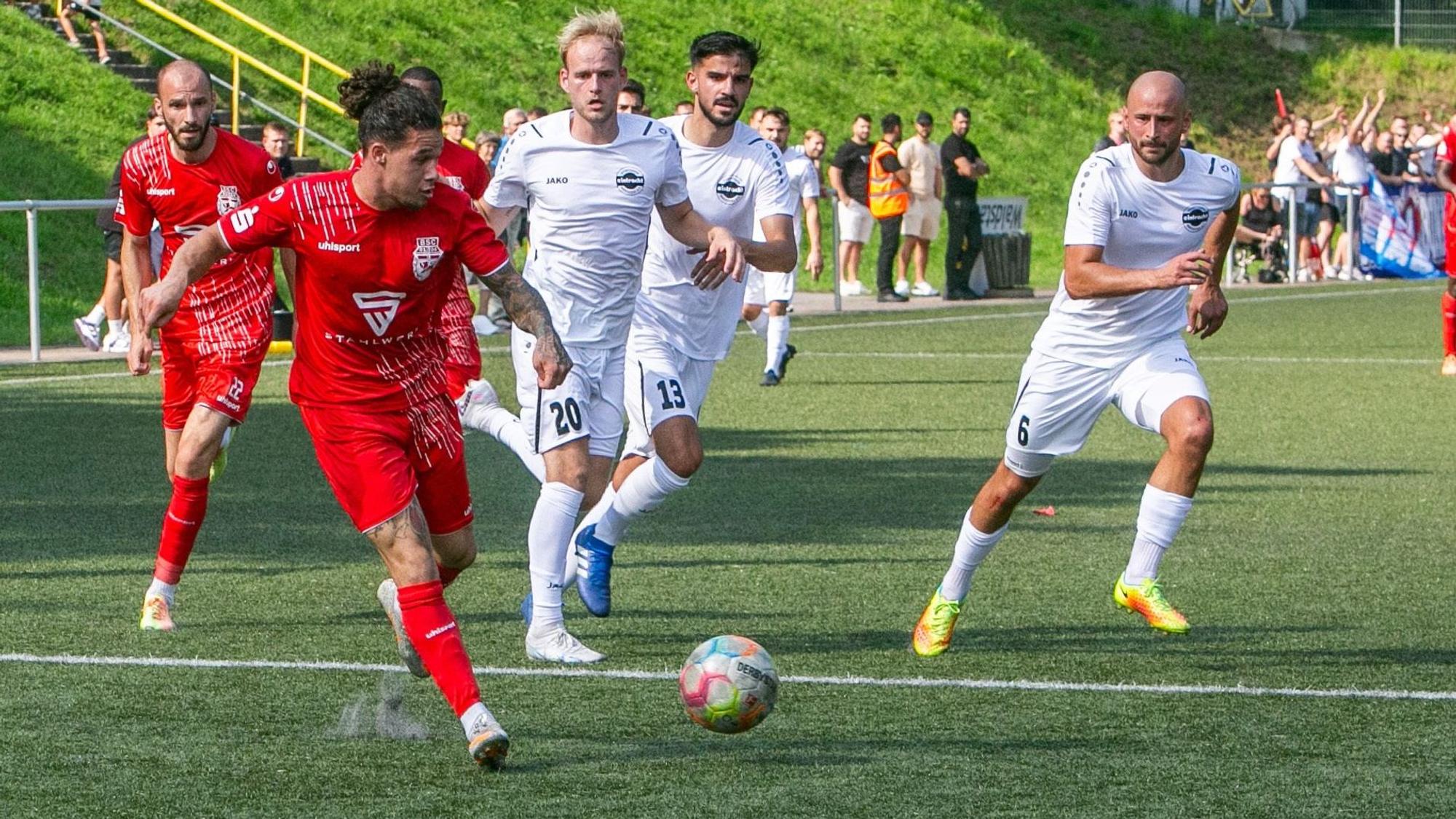 Der Bonner Fußballer Karl González Vass möchte mit dem Ball am Fuß den Hohkeppeler Fußballern entfliehen.