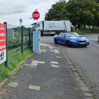 Auf einem Plakat in Rheidt-Hüchelhoven wird der Bau der Ortsumgehung für Pulheim, Fliesteden und Büsdorf, der L93n, gefordert.