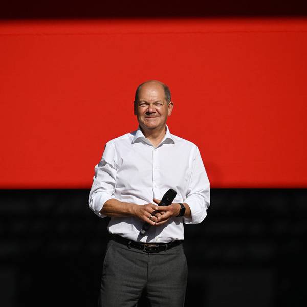 Bundeskanzler Olaf Scholz (SPD) spricht während eines Wahlkampfauftritts auf dem Münchner Marienplatz. Kriegsgegner bezeichnete Scholz als „gefallene Engel, die aus der Hölle kommen“.