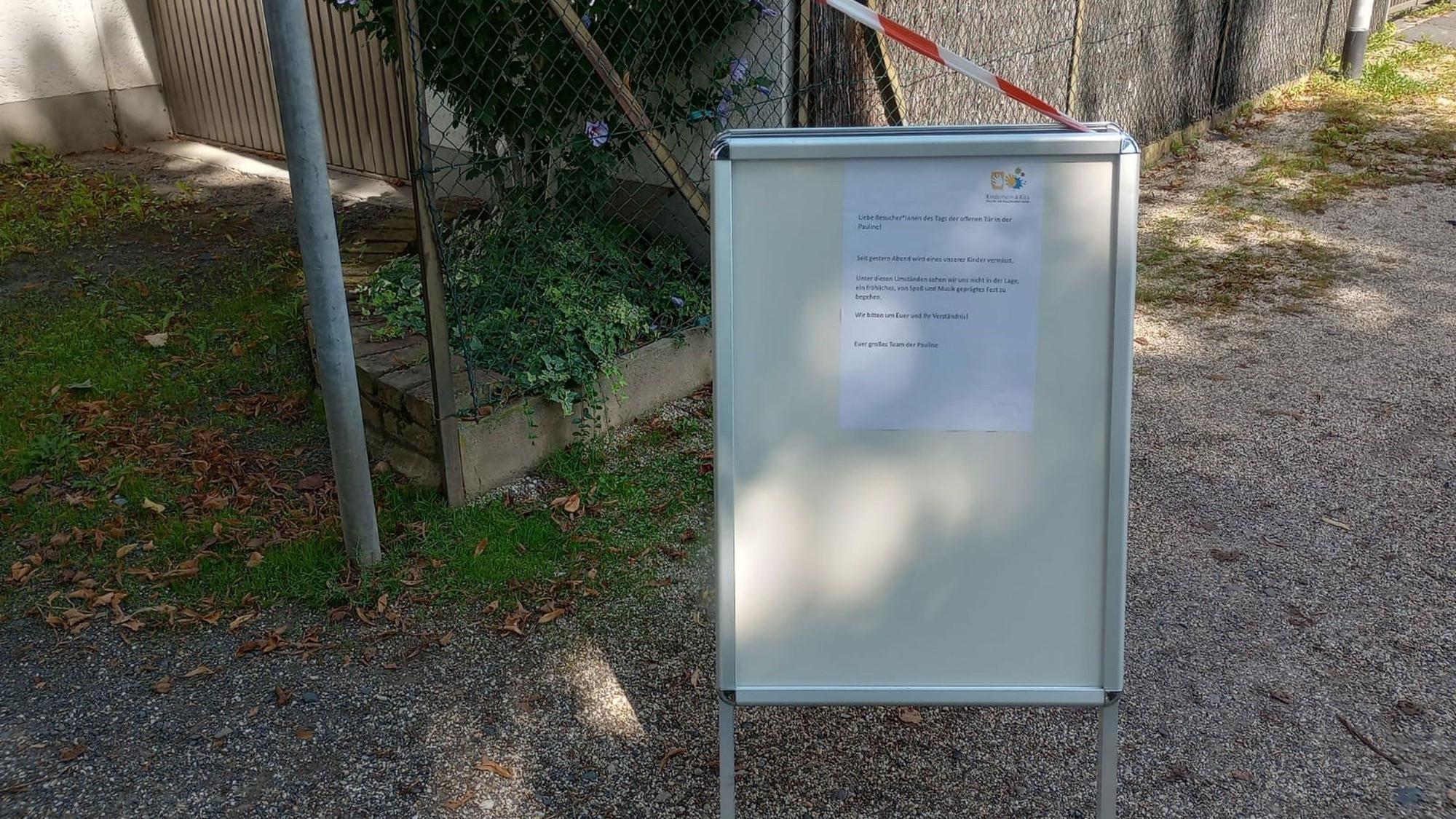 Am Kinderheim Pauline von Mallinckrodt in Siegburg-Wolsdorf informiert eine Tafel über das ausgefallene Sommerfest und das vermisste Kind.