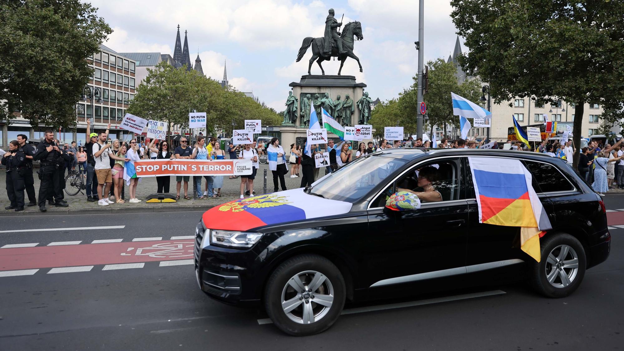Pro-Russischer Autokorso fährt am Heumarkt vorbei, wo Gegendemonstranten warten.