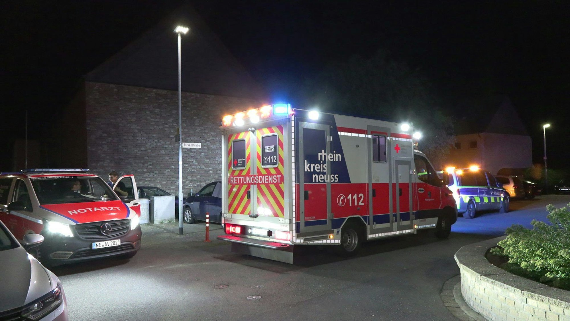 Rommerskirchen: Einsatzwagen stehen am Ort der Schussabgabe. Ein 41-jähriger Mann ist bei einer Schussabgabe durch die Polizei in Rommerskirchen (Rhein-Kreis Neuss) schwer verletzt worden.