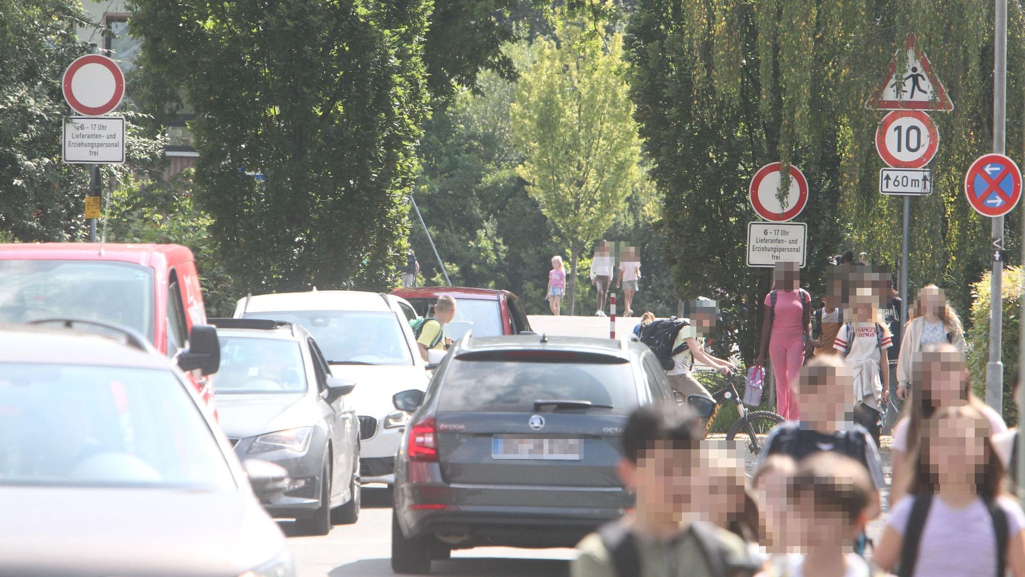 Viel Verkehr und Kinder auf dem Weg zur Schule
