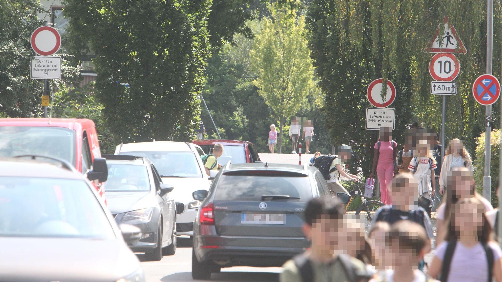Am Ende der Hermann-Löns-Straße in Lohmar ist morgens zu Schulbeginn und auch nach Schulschluss (wie hier) eine Menge los. Elterstaxi