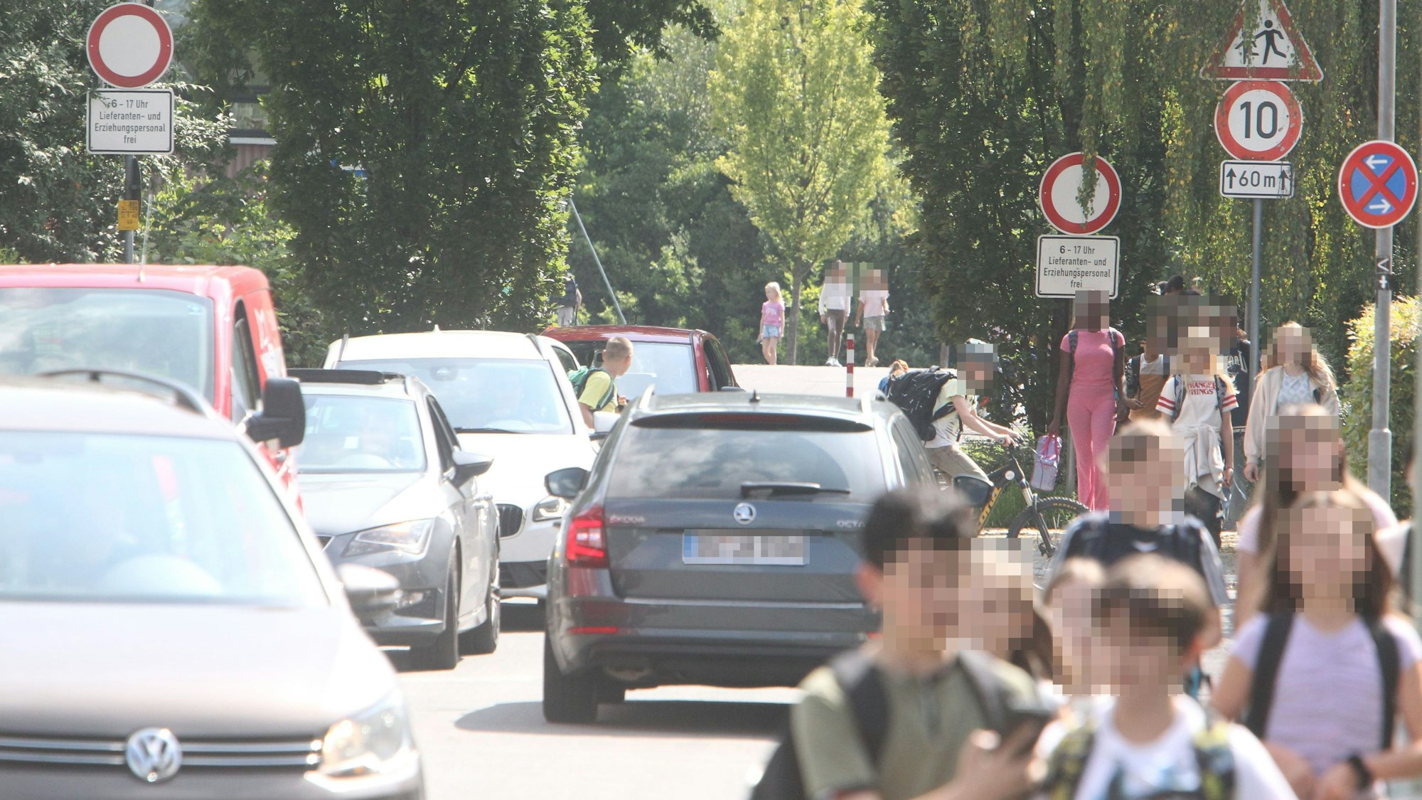 Kinder auf dem Schulweg, Autos ignorieren das Durchfahrverbot.