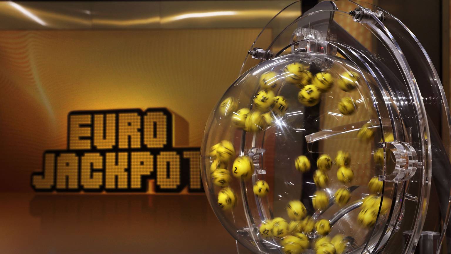 Eurojackpot Kugeln werden durchmischt.