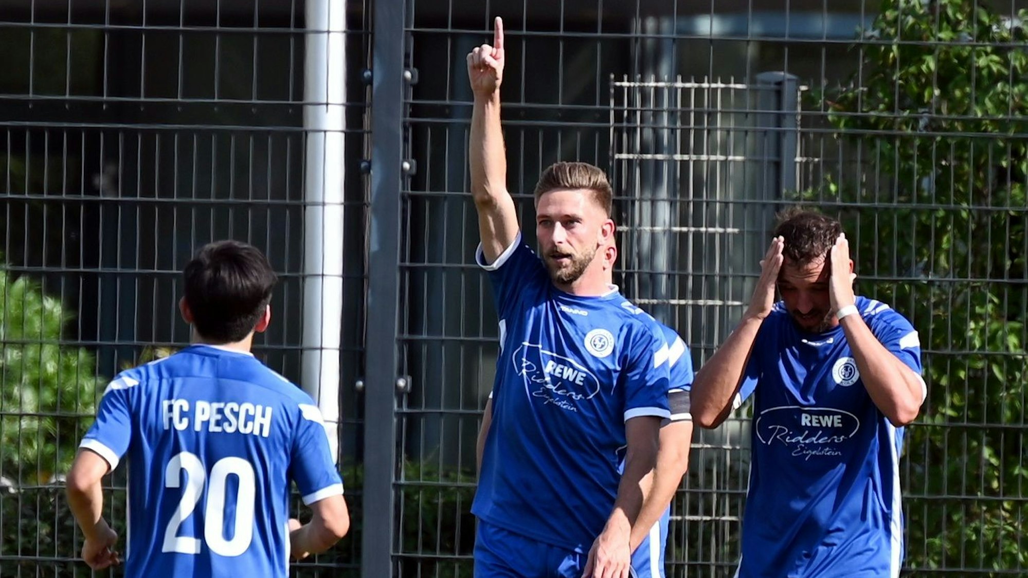 20.08.2023, Fussball-Deuitz 05 - FC Pesch
mitte: Torschütze Marcel Dawidowski zum 2:1 für Pesch
Foto: Uli Herhaus