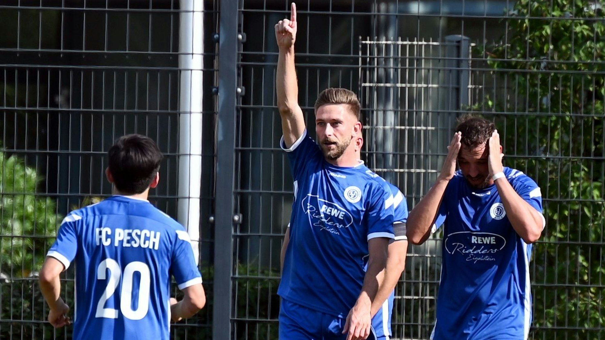 20.08.2023, Fussball-Deuitz 05 - FC Pesch
mitte: Torschütze Marcel Dawidowski zum 2:1 für Pesch
Foto: Uli Herhaus