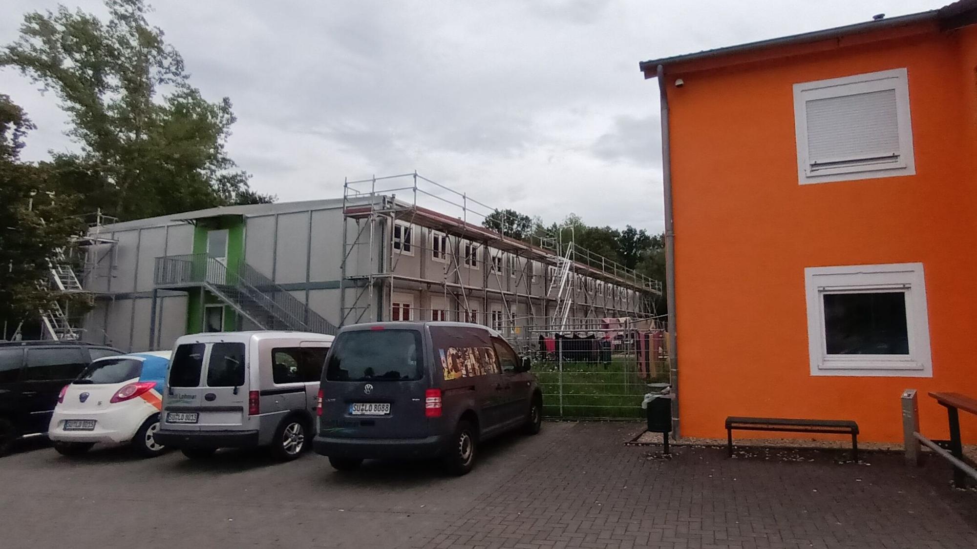 Anscheinend tritt hier Wasser ein: Die Containeranlage am Dammweg in Lohmar.