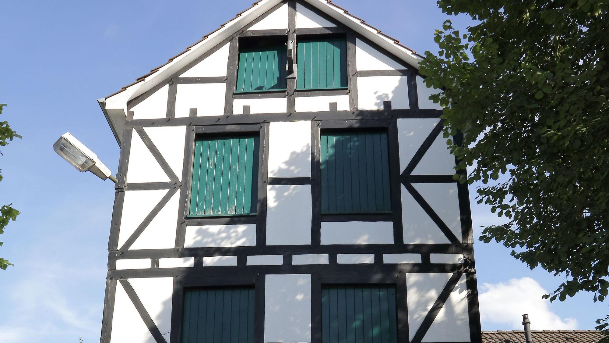 Das Foto zeigt den Schlauchturm der Feuerwehr in Kürten-Olpe.