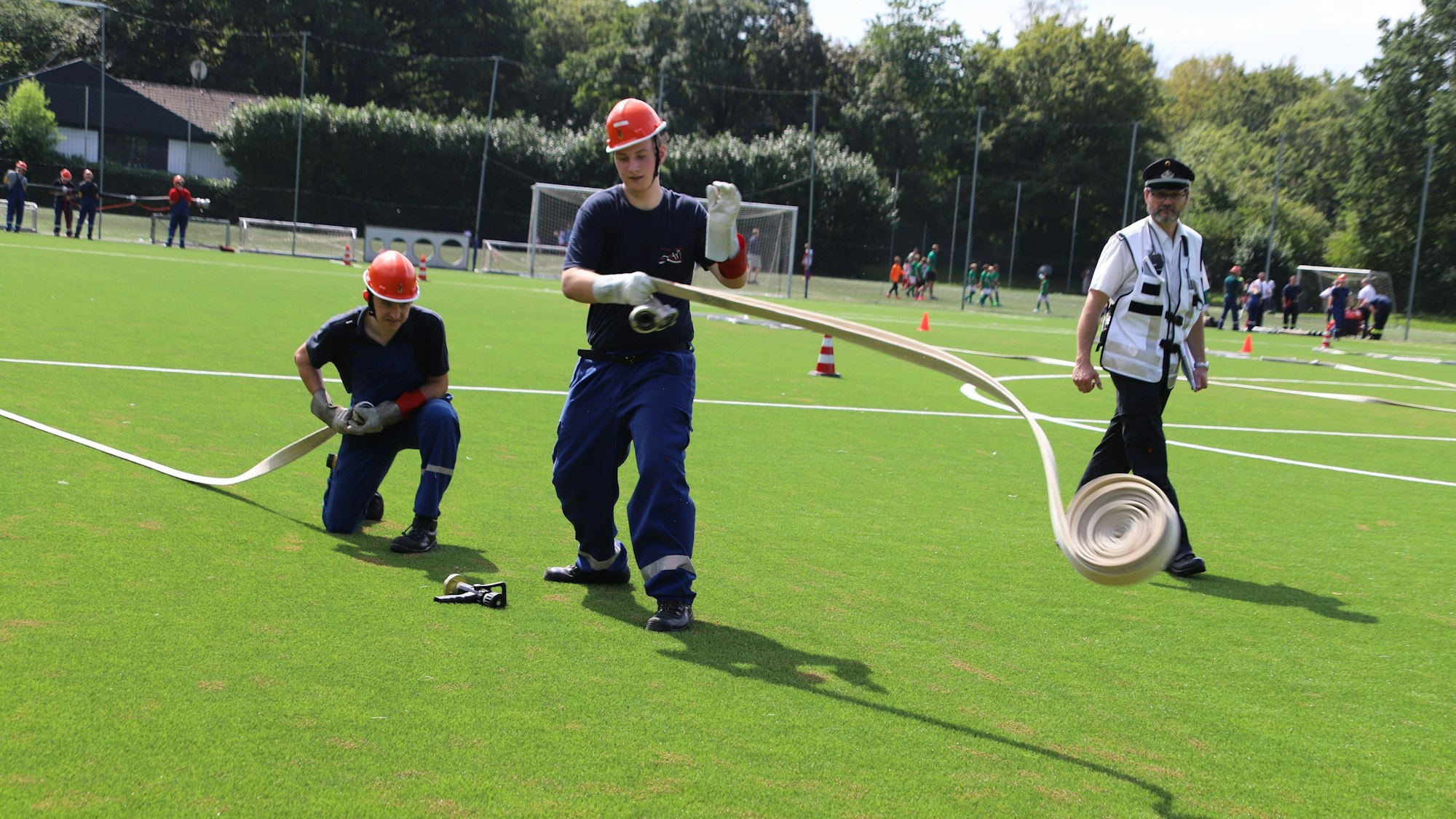 23 Jugendfeuerwehrgruppen traten in Hennef auf dem Gelände von Schul- und Sportcampus zur Abnahme der Leistungsspange an. Bei der feuerwehrtechnischen Übung mussten sie Schläuche ausrollen und aneinander kuppeln.