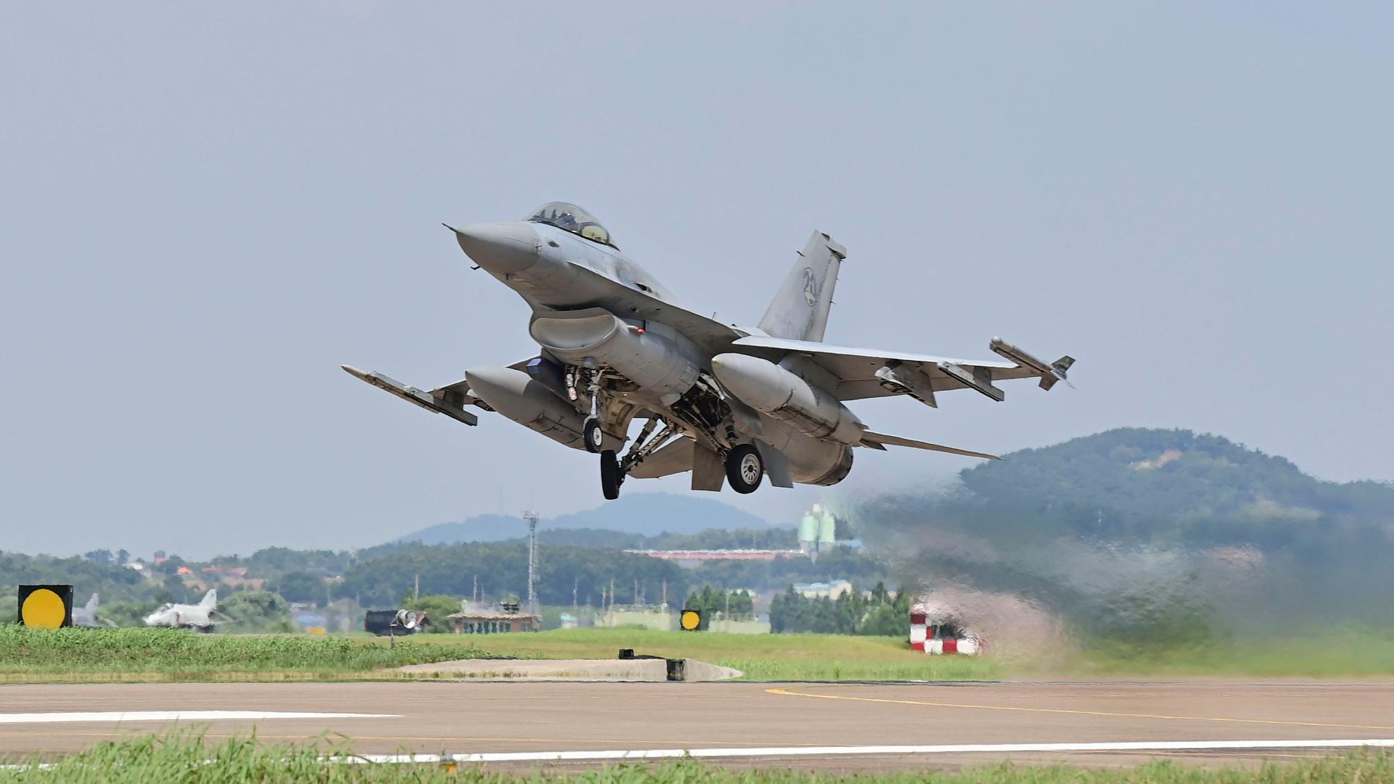 Dieses vom südkoreanischen Verteidigungsministerium zur Verfügung gestellte Foto zeigt einen Kampfjet von Typ KF-16 der südkoreanischen Luftwaffe während der Militärübung „Ulchi Freedom Shield“.