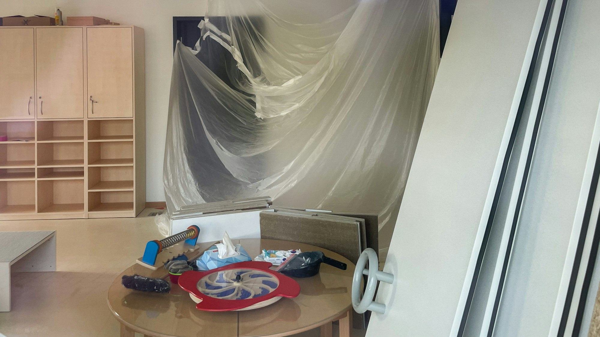 Das Bild zeigt einen Raum der Kita, die derzeit wegen eines Wasserschadens geschlossen ist.