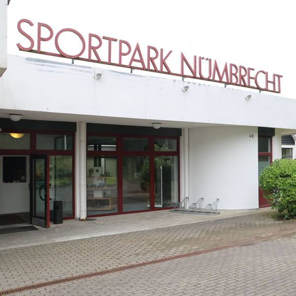 Blick von außen auf den Eingangsbereich des Sportparks Nümbrecht.