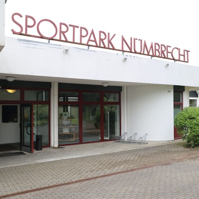 Blick von außen auf den Eingangsbereich des Sportparks Nümbrecht.