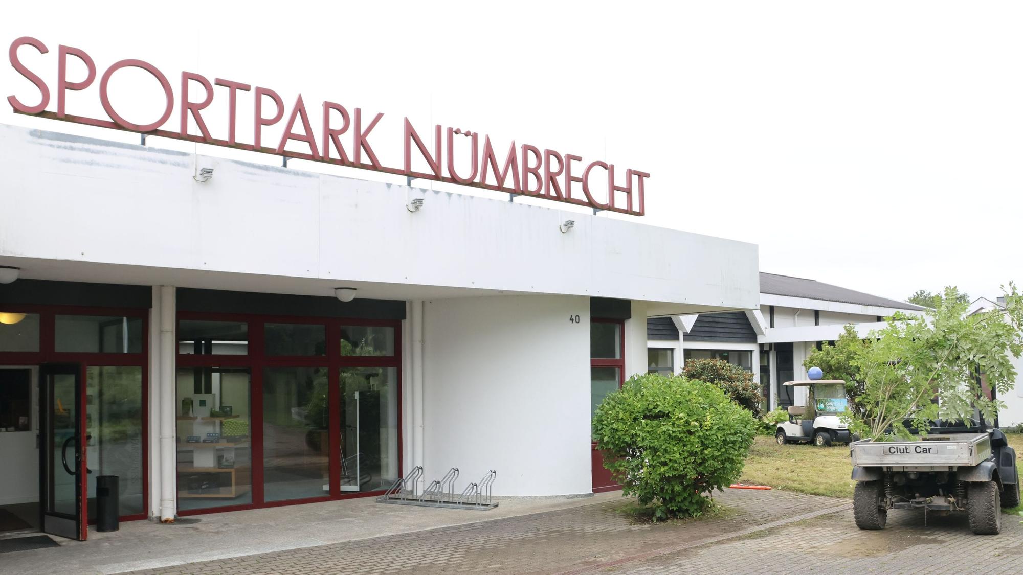 Blick von außen auf den Eingangsbereich des Sportparks Nümbrecht.