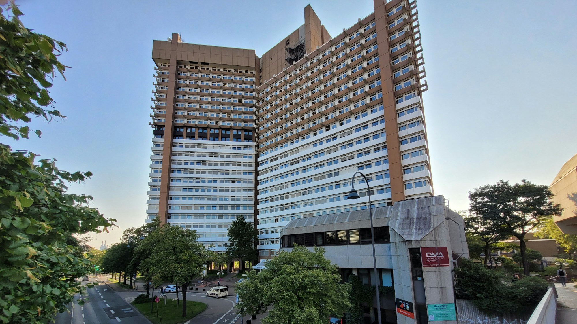 Der Kölner Justizkomplex am Montagmorgen: Dort ist auch das Landgericht untergebracht. Ein 22 Jahre alter Mann aus Gummersbach muss sich dort vor der Fünften Großen Strafkammer verantworten: Er soll die Wohnung eines Großvaters in Dieringhausen angezündet und den 83-Jährigen damit getötet haben.