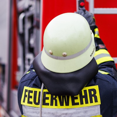 Ein Feuerwehrmann holt während einer Einsatzübung einer Freiwilligen Feuerwehr eine Leiter vom Dach eines Einsatzfahrzeugs. (Symbolbild)