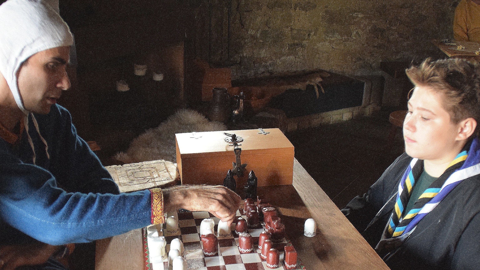 Stadtfest 725 Jahre. Im Hexenturm zeigten Pascal Link (links) vom Verein Terra Coloniensis und Julius Farhumand von den Rheinbacher Pfadfindern wie im Mittelalter Schach gespielt wurde. Foto: Frank Engel-Strebel