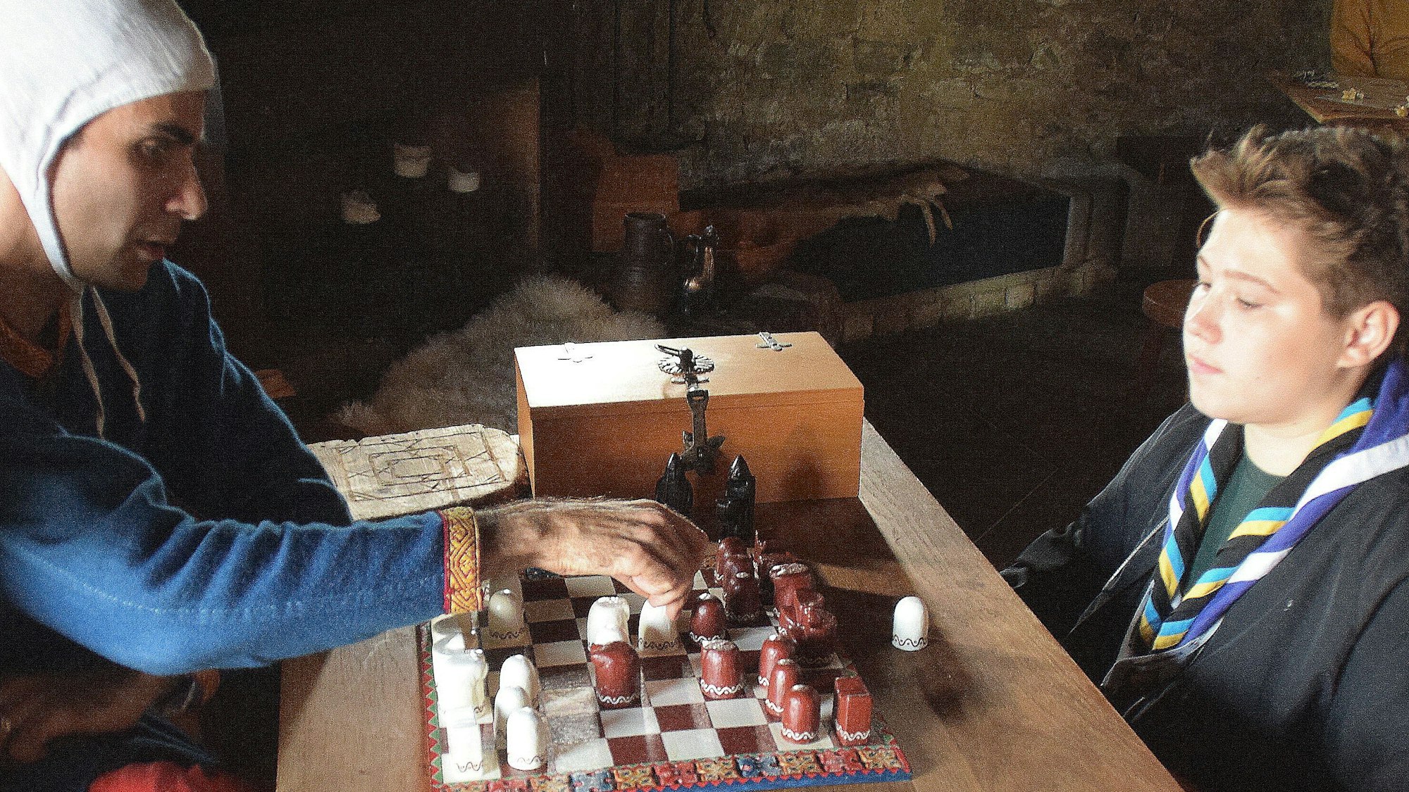 Stadtfest 725 Jahre. Im Hexenturm zeigten Pascal Link (links) vom Verein Terra Coloniensis und Julius Farhumand von den Rheinbacher Pfadfindern wie im Mittelalter Schach gespielt wurde. Foto: Frank Engel-Strebel