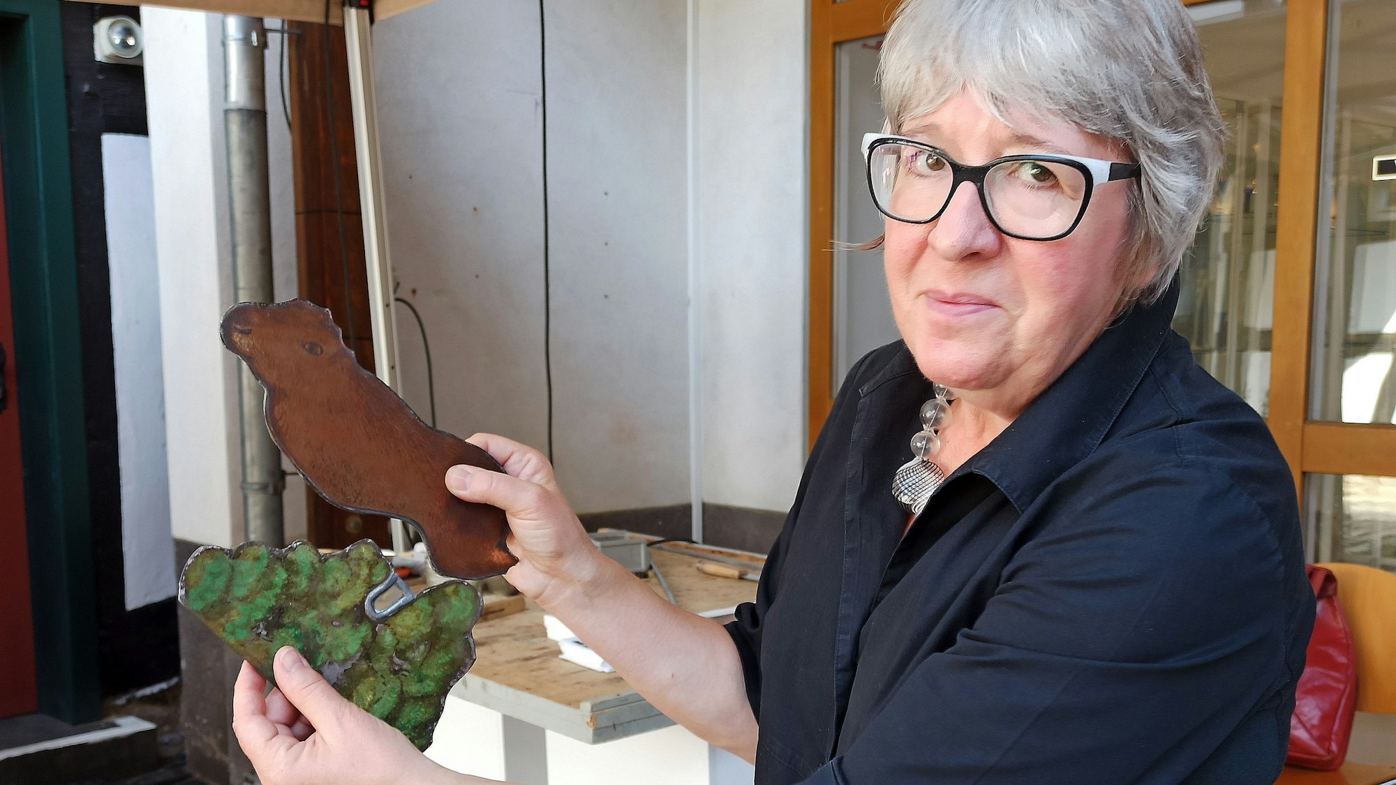 21. August 2023. Rheinbach. Stadtfest 725 Jahre. Die Glaskünstlerin Helga Feuser-Strasdas informierte über die Kunst der Bleiverglasung im Mittelalter. Foto: Frank Engel-Strebel