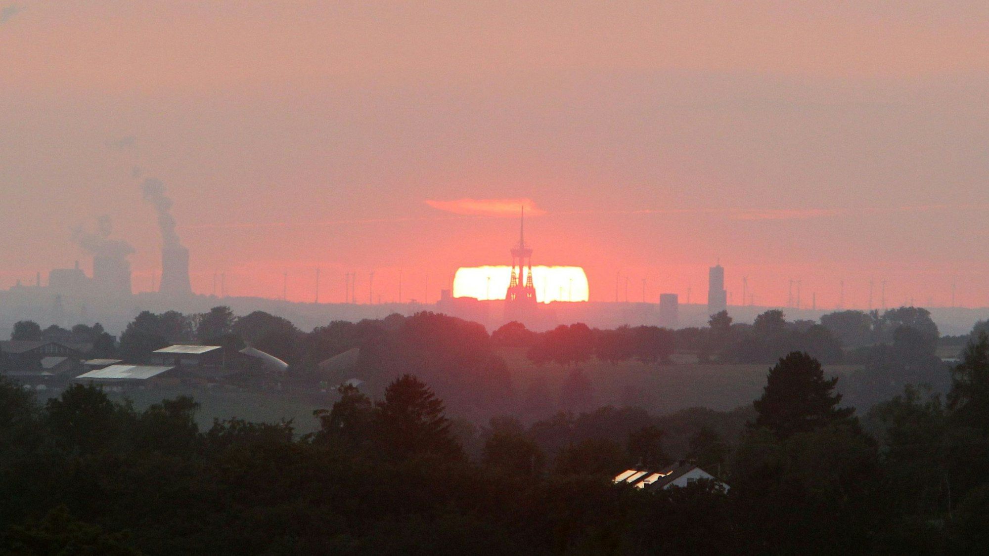In Seelscheid am Fußballplatz in Breitscheid trafen sich am 21. August einige Hobby-Fotografen, um eine ganz besondere Konstellation zwischen Dom, Fernsehturm und Sonne zu fotografieren.