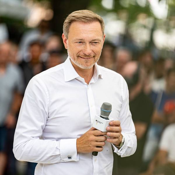20.08.2023, Berlin: Christian Lindner (FDP), Bundesminister der Finanzen, spricht beim Ministerdialog am Tag der offenen Tür der Bundesregierung mit Besuchern. Foto: Fabian Sommer/dpa +++ dpa-Bildfunk +++
