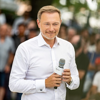 Christian Lindner (FDP), Bundesminister der Finanzen, spricht beim Ministerdialog am Tag der offenen Tür der Bundesregierung mit Besuchern.