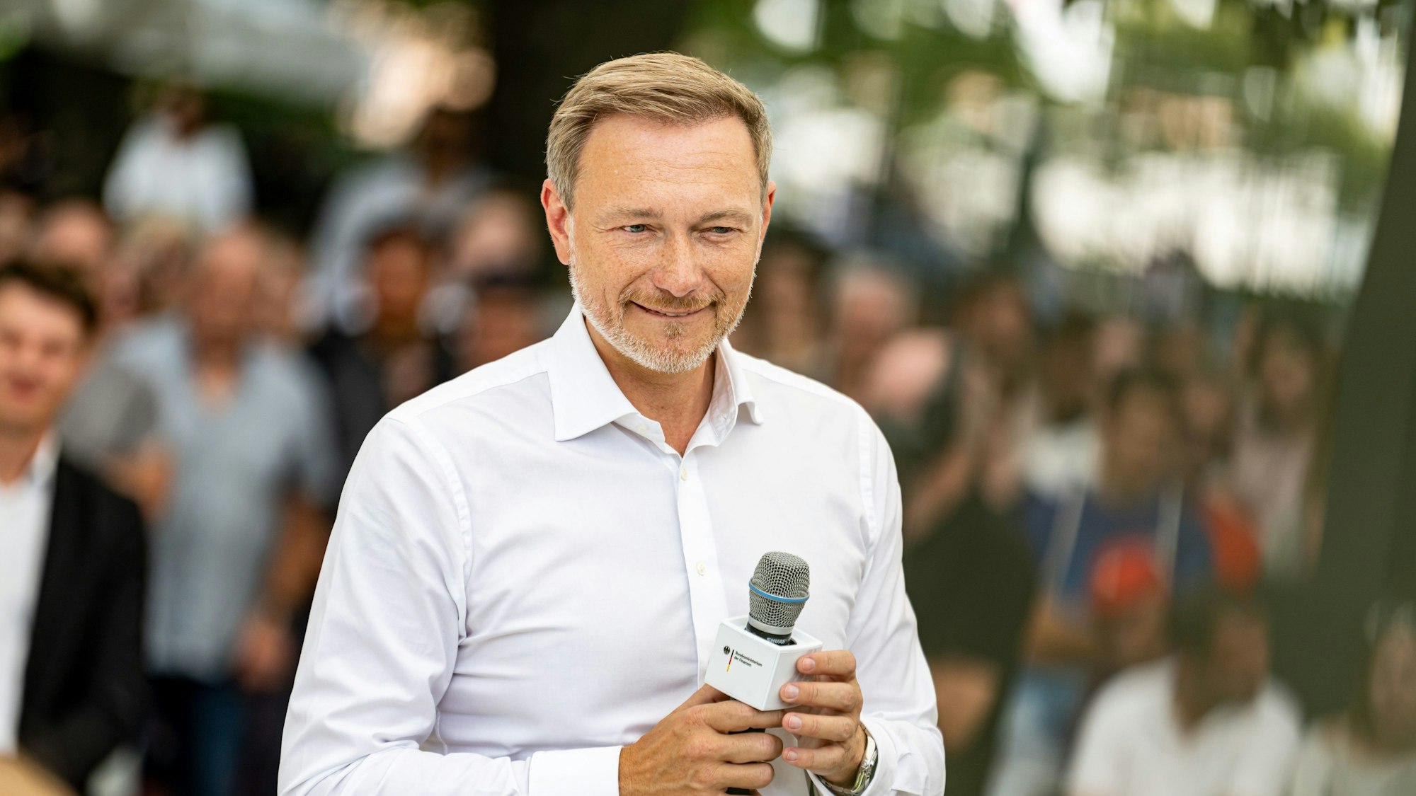Christian Lindner (FDP), Bundesminister der Finanzen, spricht beim Ministerdialog am Tag der offenen Tür der Bundesregierung mit Besuchern.
