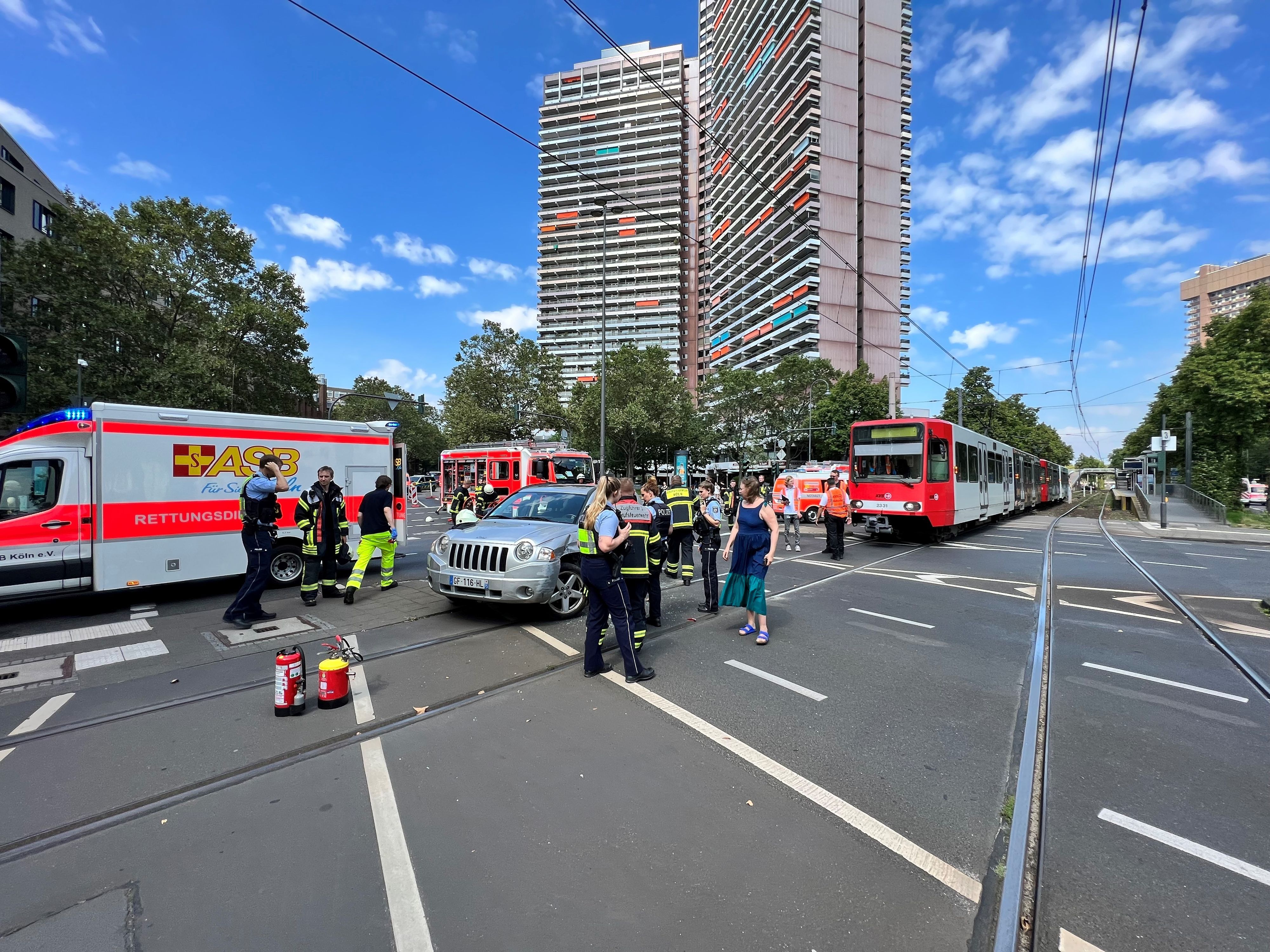 Zu Verkehrsbehinderungen kommt es auf Luxemburger Straße und Universitätsstraße in Sülz. Eine Straßenbahn ist im Kreuzungsbereich mit einem Auto kollidiert.