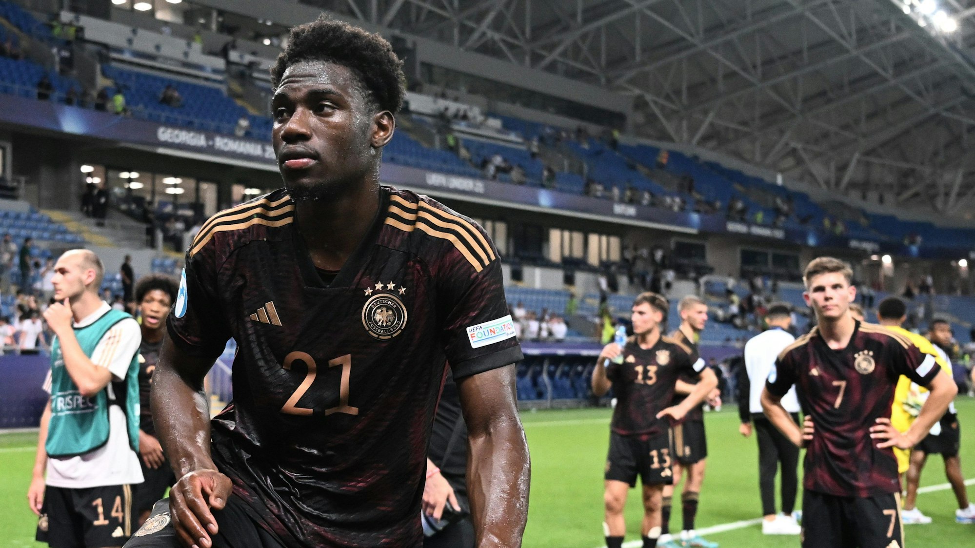 Faride Alidou (l) klettert über die Bande.