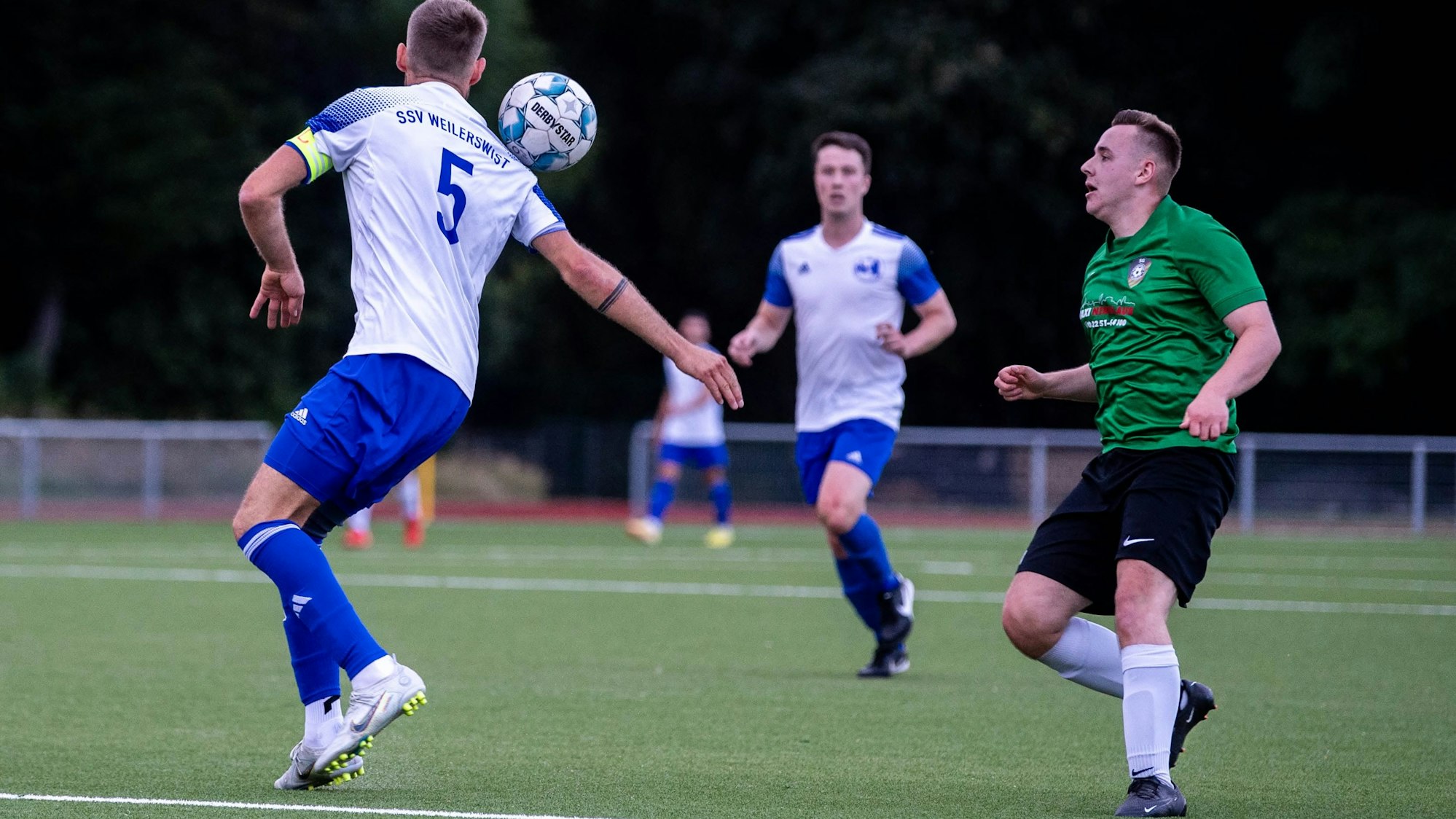 Das Bild zeigt einen Spieler des SSV Weilerswist, der den Ball an den Oberarm bekommt.