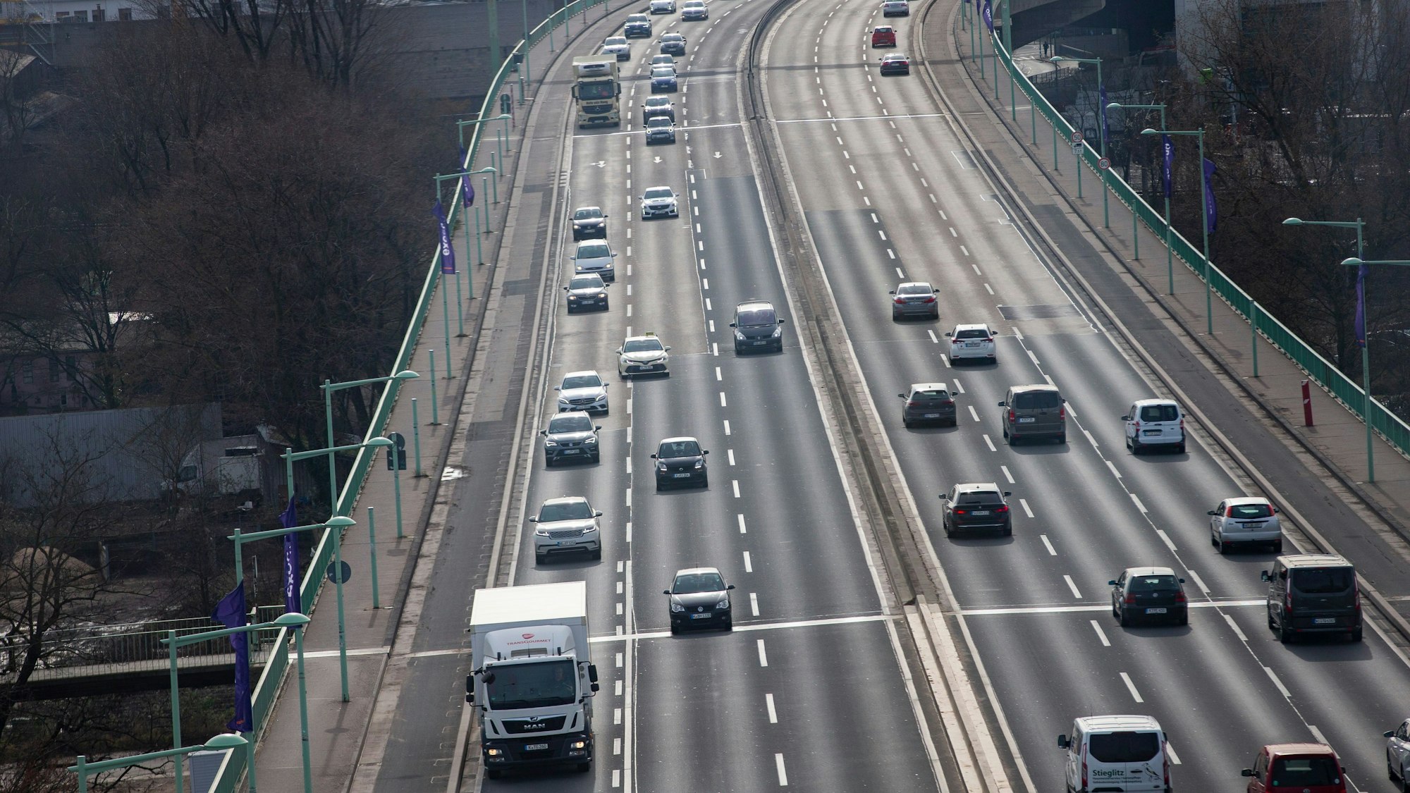 Um die Sicherheit für Radfahrer zu erhöhen, sollen Fahrspuren auf der Zoobrücke wegfallen.