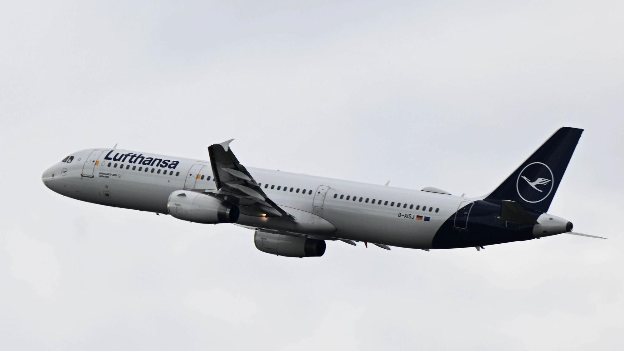 Ein Airbus A321 der deutschen Fluggesellschaft Lufthansa beim Start. Das Flugzeug ist blau und weiß lackiert. (Symbolbild)